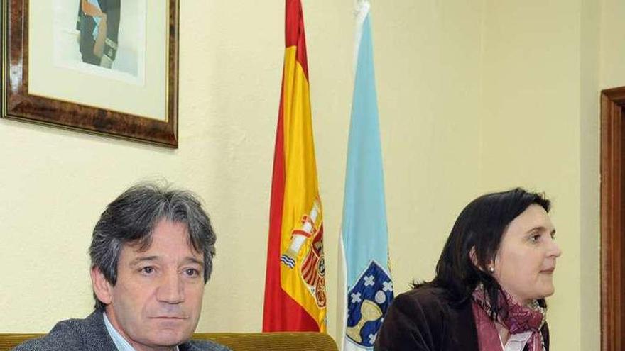 José Luis Pérez y Ofelia Barral, en el consistorio de Meis. // Iñaki Abella