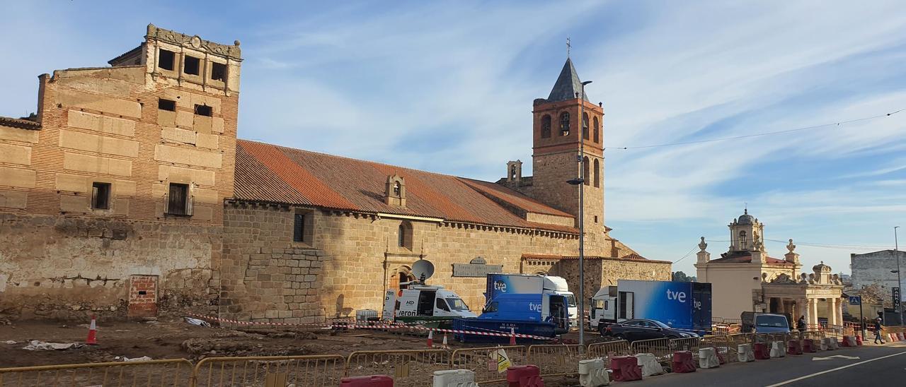 Camiones de TVE en la Basílica de Santa Eulalia, en Mérida.