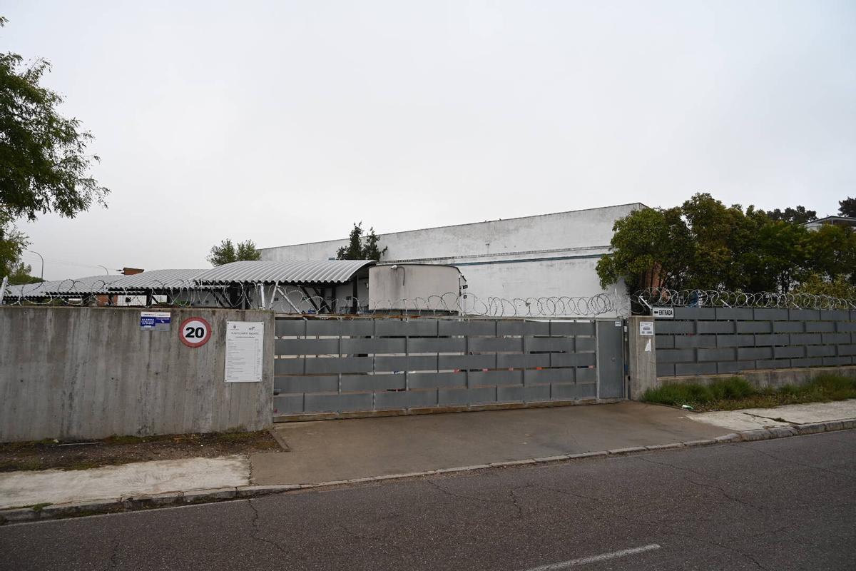 Acceso al punto limpio de El Nevero.