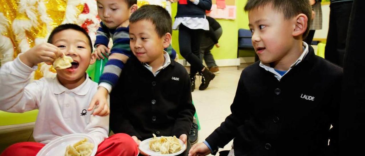 Alumnos de Hablachino comen empanadillas, típicas de la celebración del Año Nuevo en China.