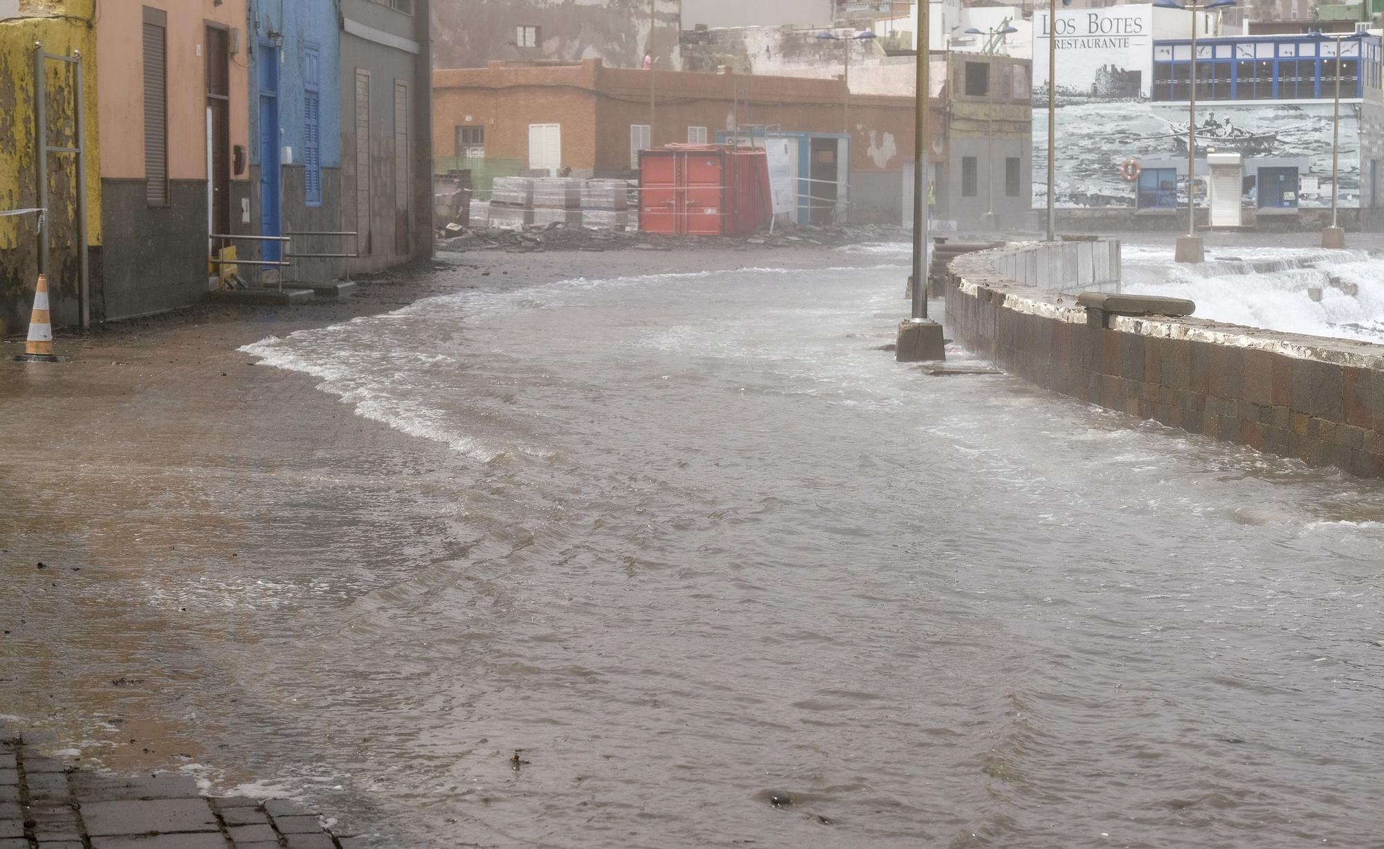 El fuerte oleaje de la pleamar inunda San Cristóbal