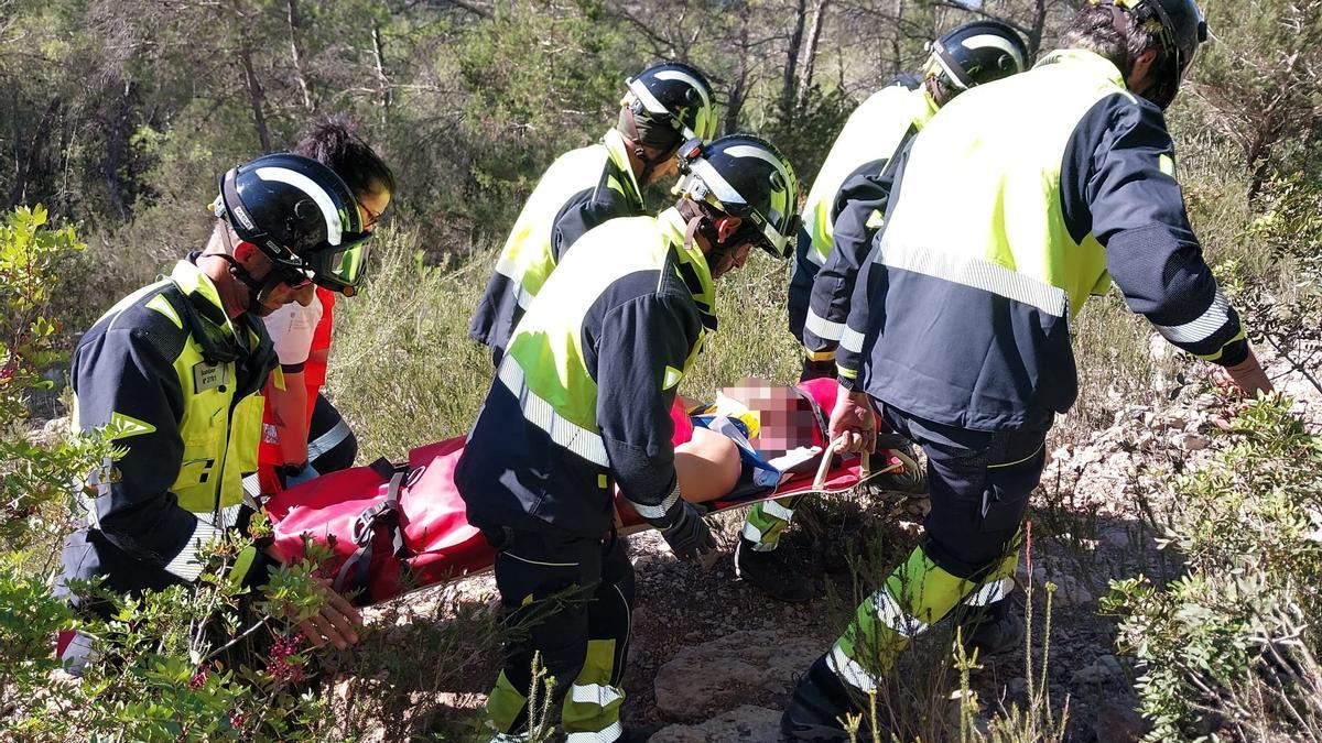 Los bomberos trasladan al herido campo a través