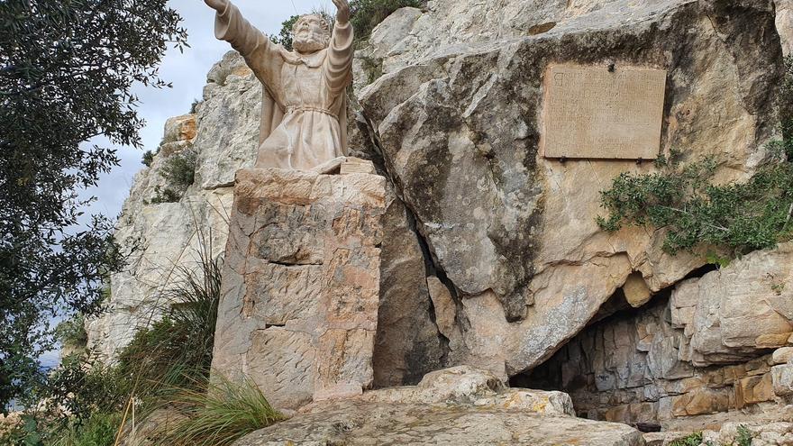 La escultura de Ramon Llull recupera su esplendor en Cura