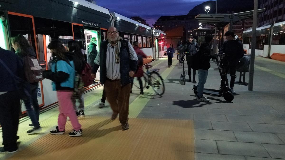 Los pasajeros bajan del Tram en la estación de Dénia