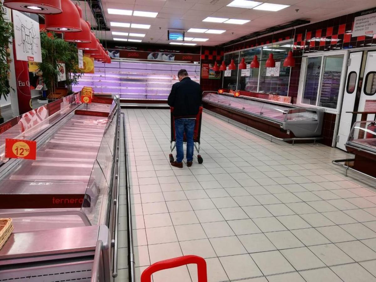 Las estanterías de los súper de Vigo comienzan a vaciarse.