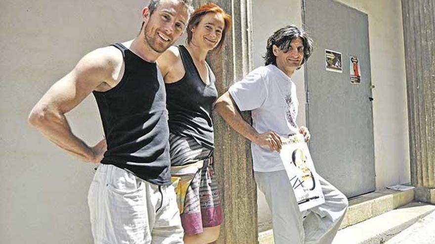 Antony Venisse, Marta Barceló y Biel Jordà, ante el edificio del C.I.N.E. de Sineu.