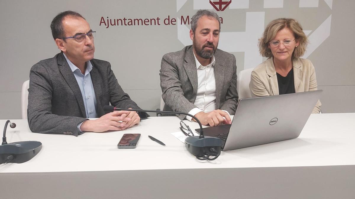 Ramon Bacardit amb Josep Gili i Mònica de Llorens, revisant les dades sobre seguretat ciutadana