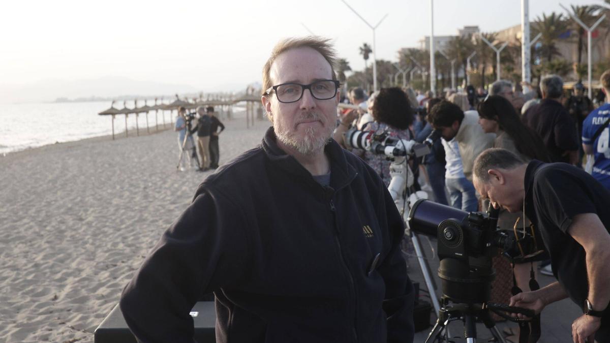 Tomeu Mas, durante el ensayo en Playa de Palma el pasado abril para confirmar la visibilidad del eclipse.