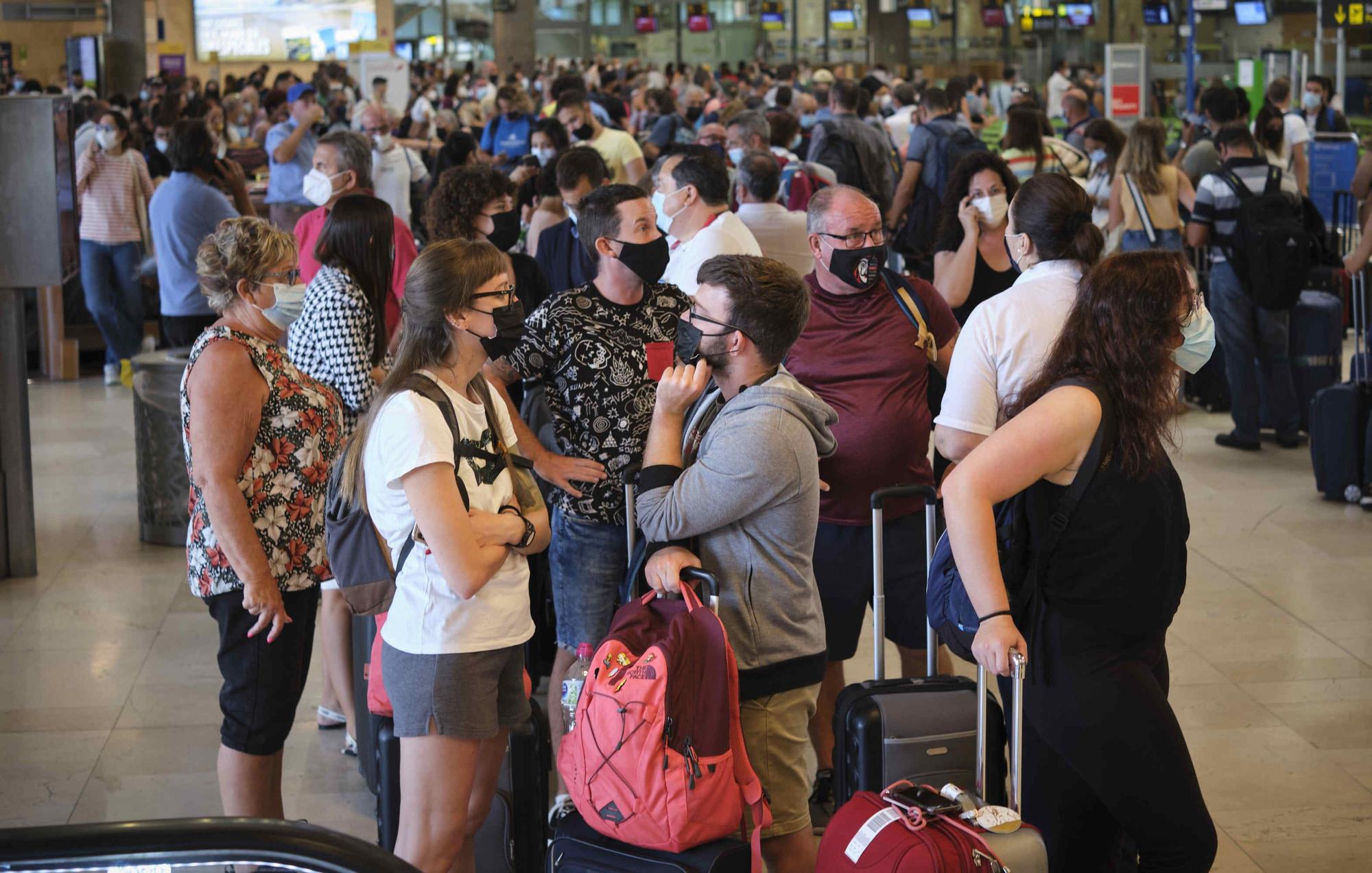 Problemas en el aeropuerto de Tenerife Norte por la nube de cenizas del volcán de La Palma