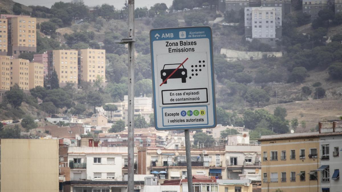 Cartel anunciado la entrada en la zona de bajas emisiones, en la salida 30 de la Ronda Litoral