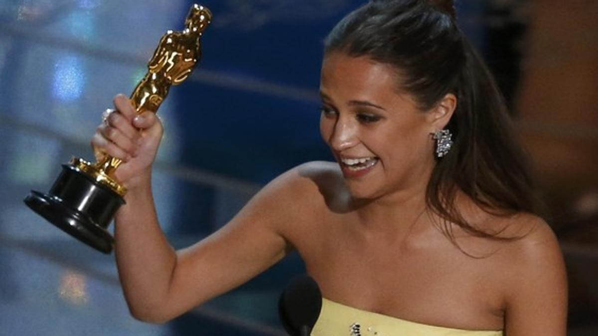 Alicia Vikander recoge su Oscar como mejor actriz de reparto por 'La chica danesa'.