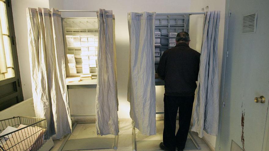 Un hombre vota en un colegio electoral de Málaga.