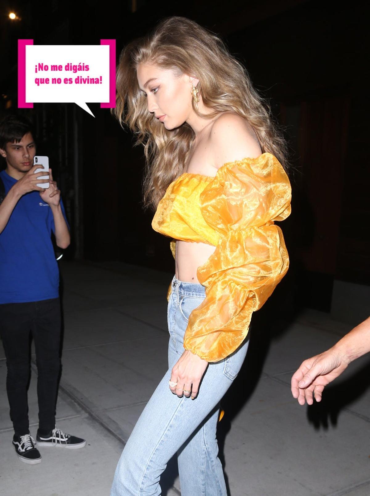 Gigi Hadid con un arriesgado 'look' amarillo que saca su lado más exótico.