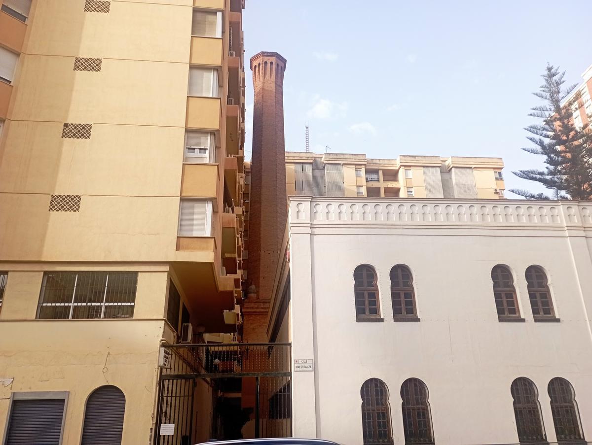 Vista de la chimenea desde la calle Maestranza, pegada al edificio.