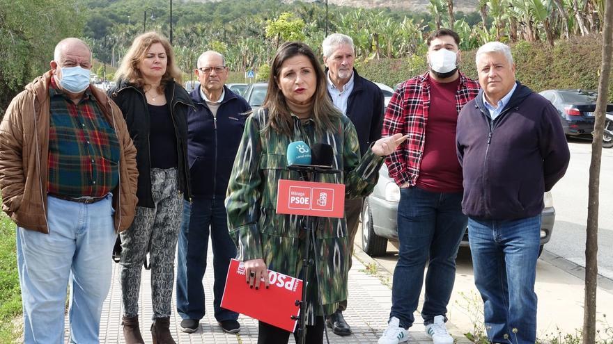 Lorena Doña, con vecinos de Churriana.