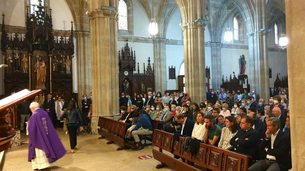 Asistentes al funeral del escritor vigués en el interior de la iglesia.