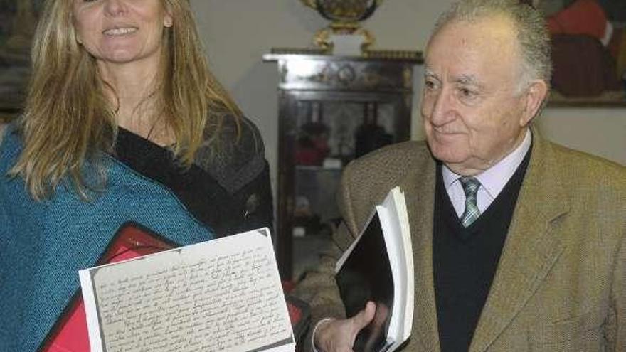 Ana Paula Mejuto entrgó las cartas al presidente de la RAG.  // V.Echave