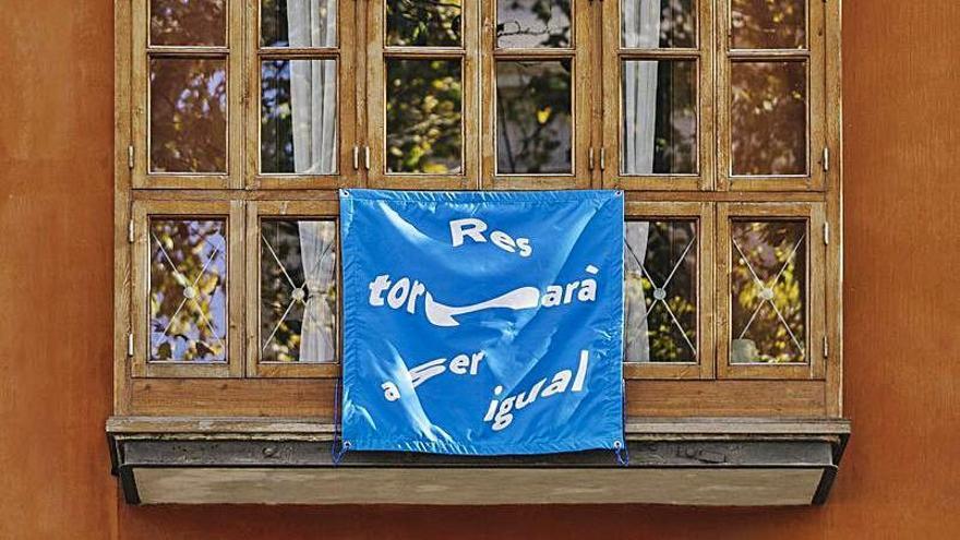 Balcones de Palma con las banderolas del proyecto ‘When all this is over... Quan tot això acabi...’.