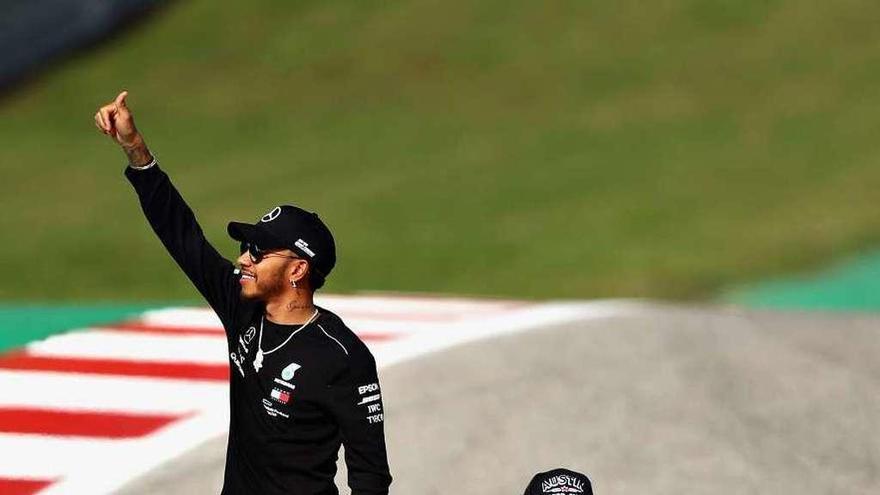 Hamilton llega al circuito de Austin en un coche de época.