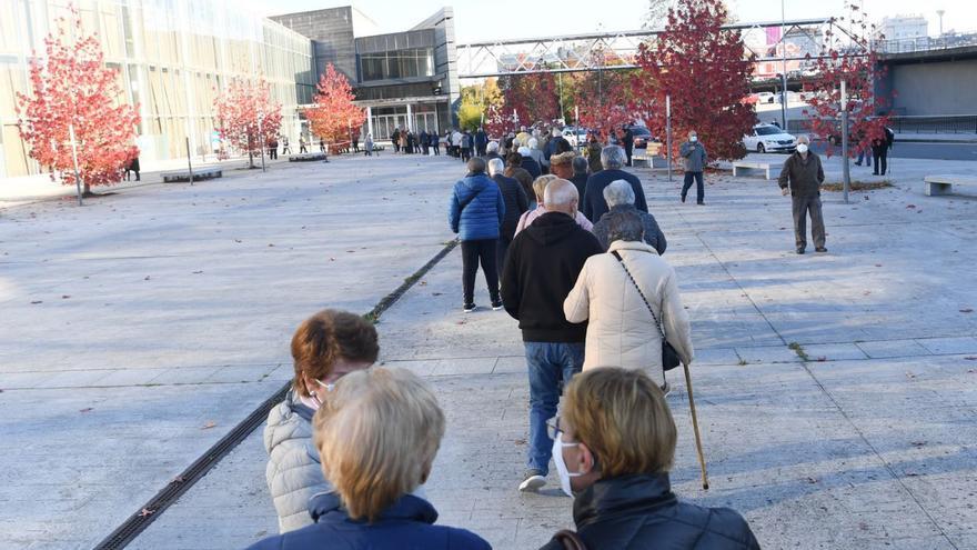 Cola para recibir la tercera dosis contra el COVID en la reapertura de Expocoruña. | // CARLOS PARDELLAS