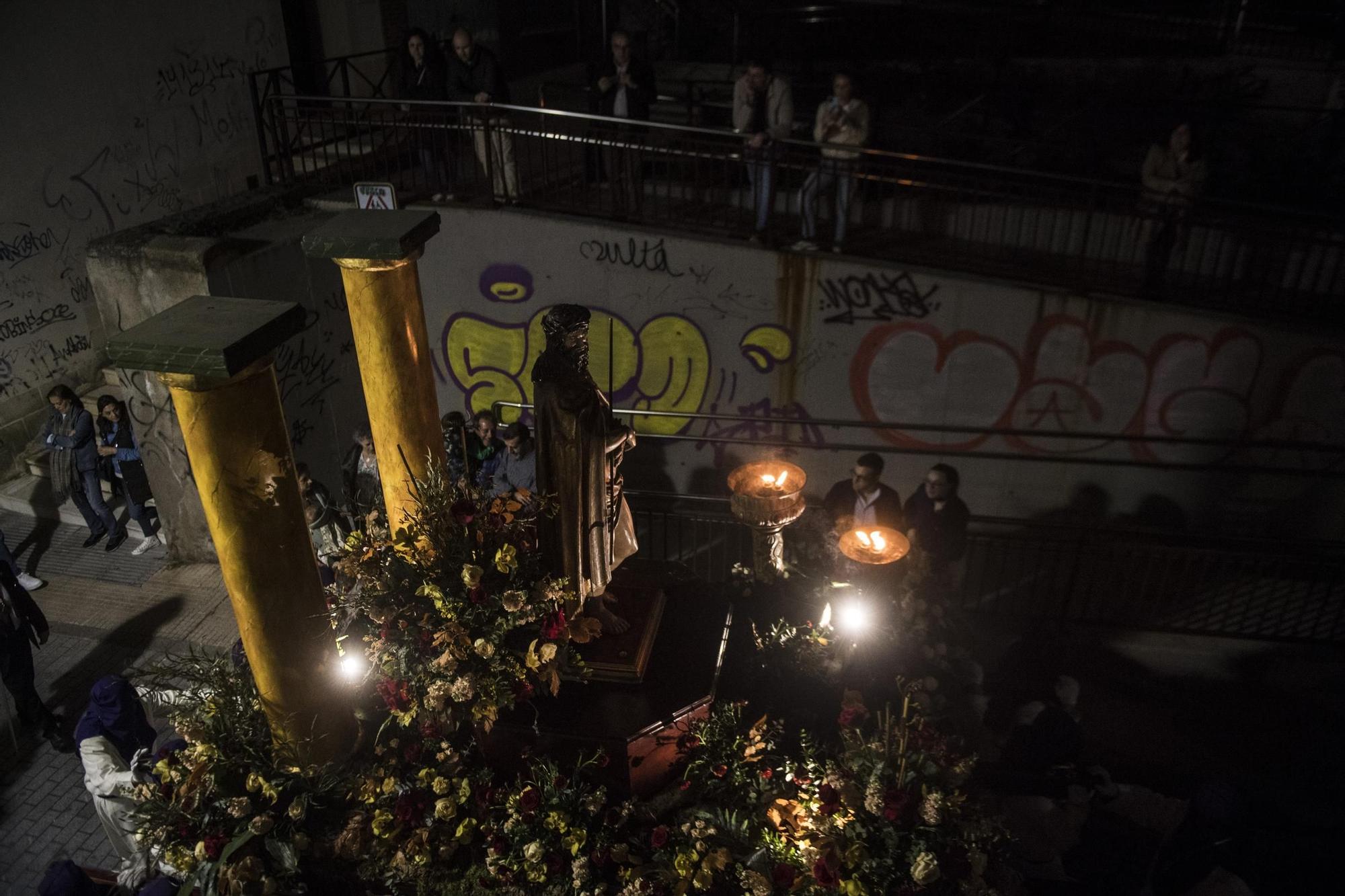 La procesión de la Cofradía del Amor recorre el casco viejo de Cáceres