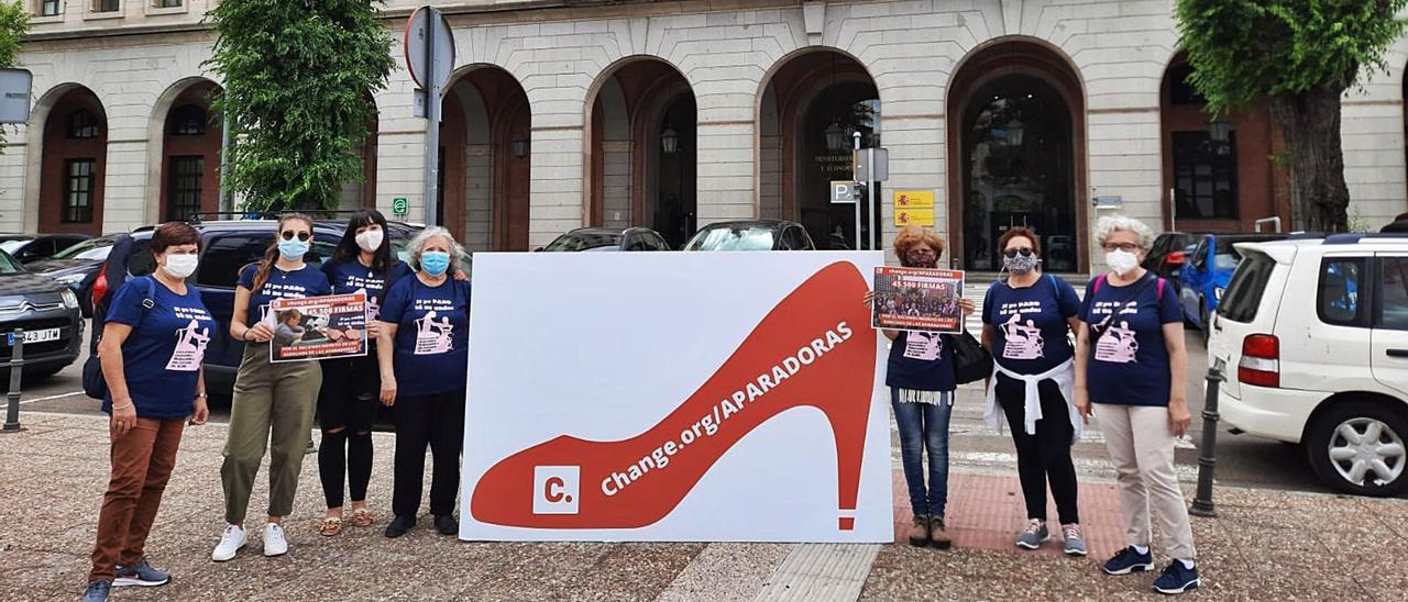 Una imagen de las aparadoras, ayer, a las puertas del Ministerio de Trabajo y Seguridad Social en Madrid. | INFORMACIÓN