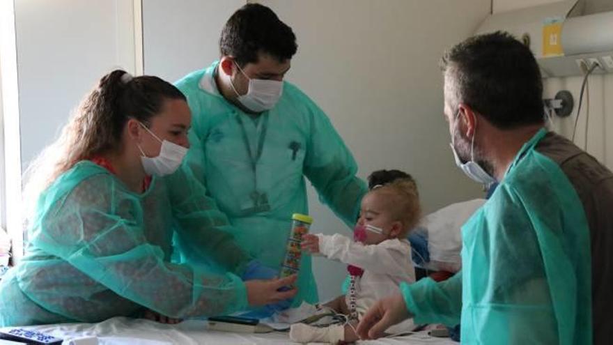 Infermers amb una nena que va passar per un trasplantament de cor a l&#039;Hospital Vall d&#039;Hebron