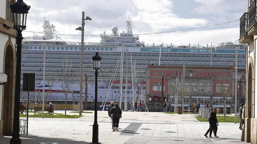 Crucero en el muelle de Trasatlánticos, la pasada semana.