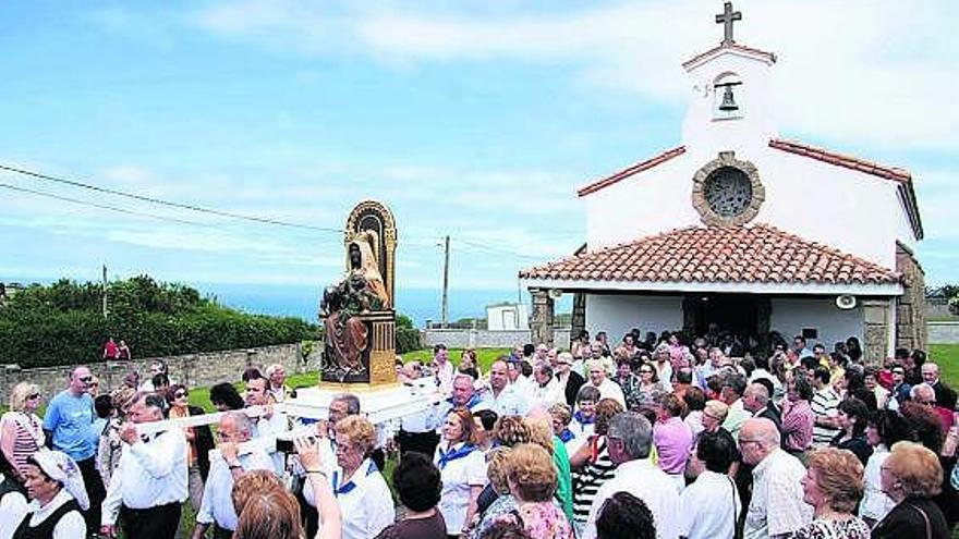 La imagen de la Virgen de La Providencia, rodeada de fieles, nada más abandonar la capilla, al inicio de la procesión.