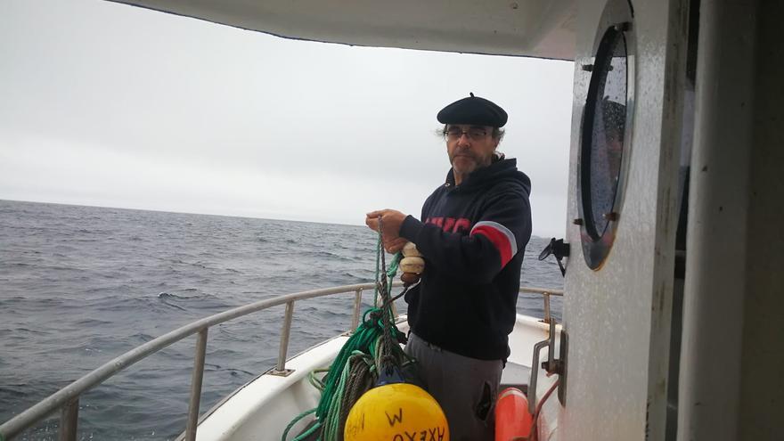 Jose, marinero en el Axexo Dous, uno de los barcos que ayer desafiaron al mal tiempo para largar los aparejos.