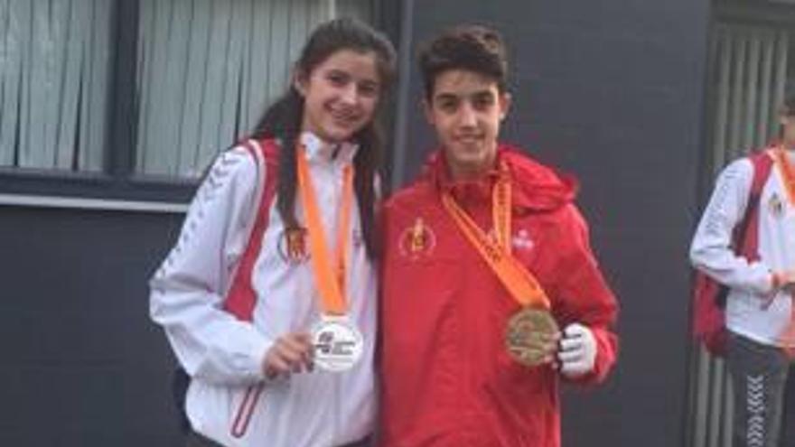 Alba e Iñaki lucen las medallas logradas en Holanda.