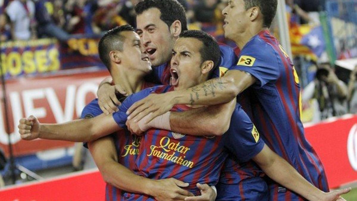 Pedro celebra uno de sus goles con sus compañeros