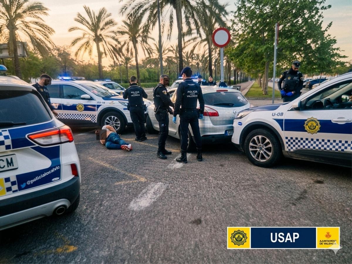 Momento de la detención del taxista ilegal, borracho y sin carné.