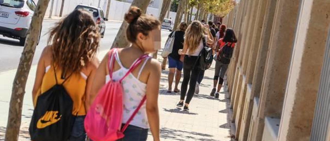 Imagen de los alumnos caminando en el entorno de un instituto de Torrevieja