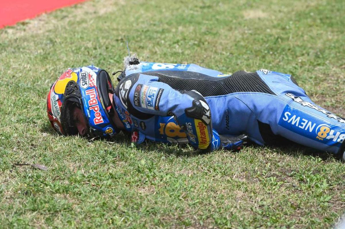 Alex Márquez (Gresini Racing MotoGP) queda tendido en la pista tras una caída durante el GP de Catalunya de MotoGP 2026 en Montmeló.