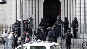 Agentes de policía junto  la iglesia Basílicaa de Notre Dame de Niza, el 29 de octubre de 2020.