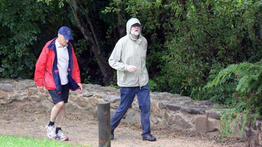 Rajoy recorre de nuevo la Ruta da Pedra e da Auga a pesar de la intensa lluvia