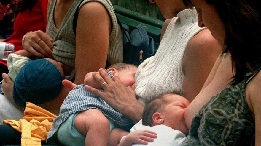 Mujeres amamantando a sus hijos en una imagen de archivo.