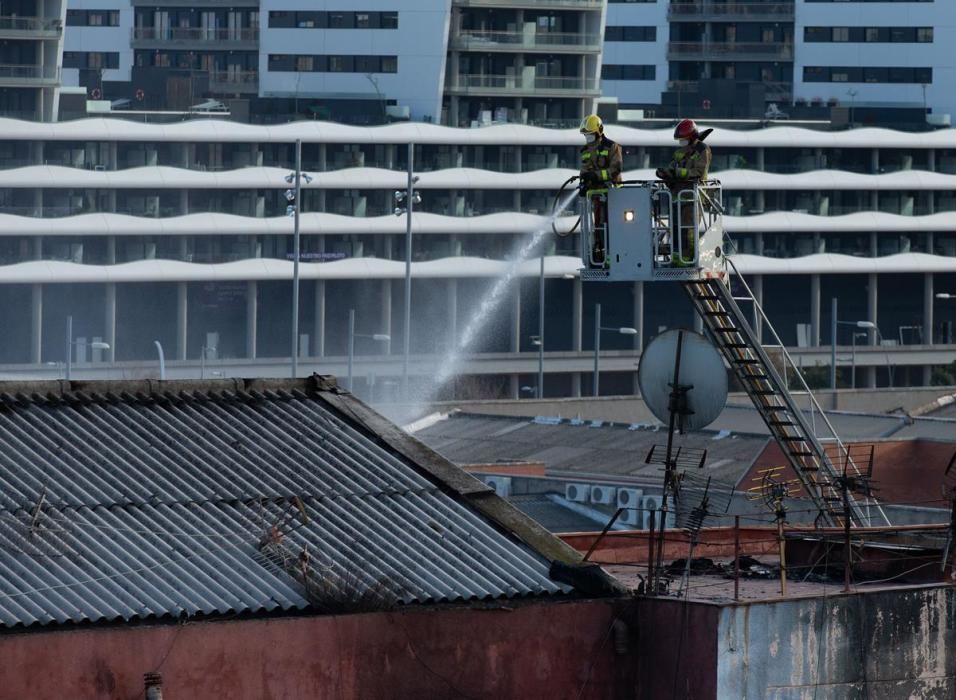 Incendi a una nau abandonada de Badalona