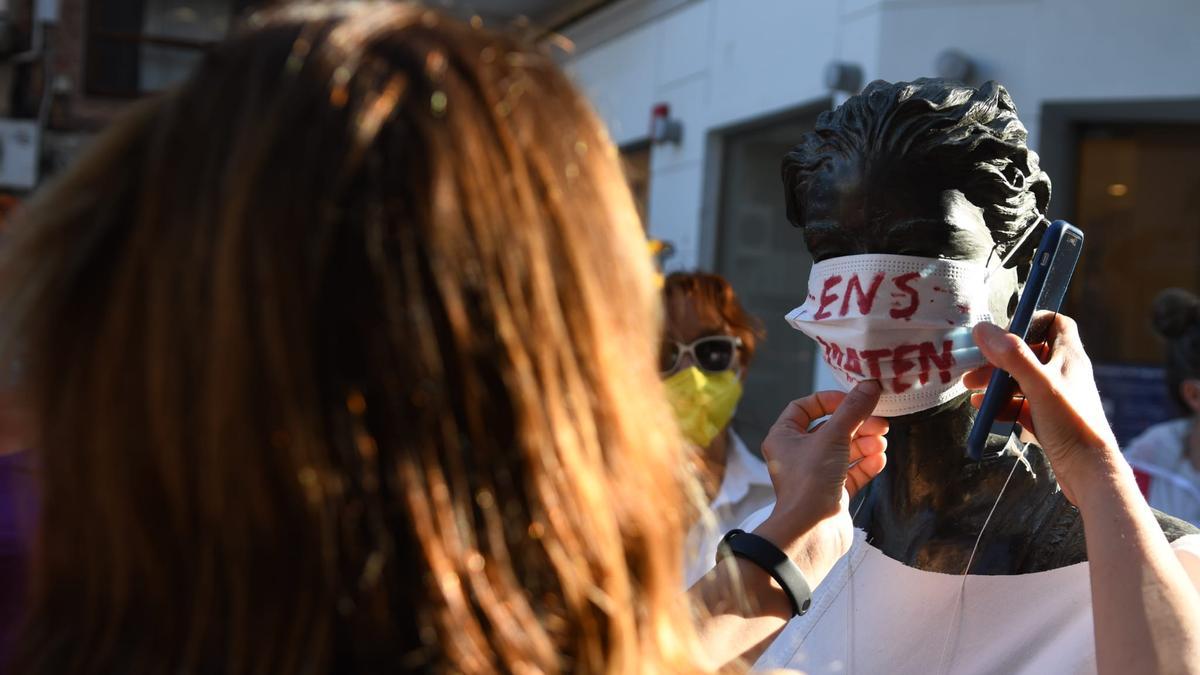 Colectivos feministas cubren estatuas de mujeres de Castelló.