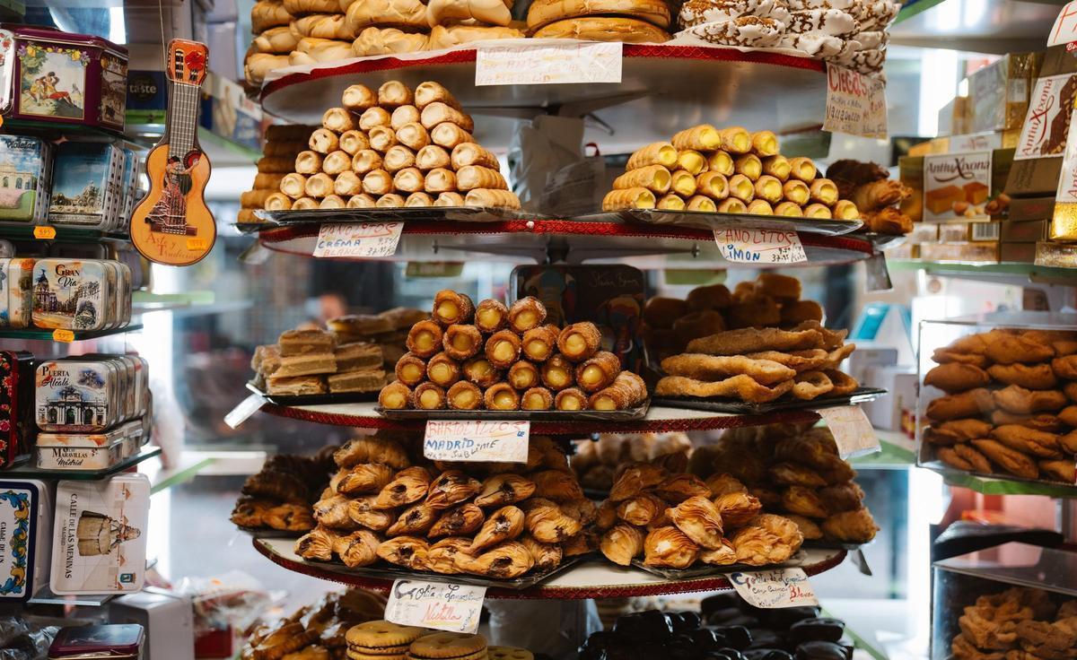 Algunos de los dulces tradicionales que se venden en Mantequería Bermejo, como los canolitos o los ciegos.