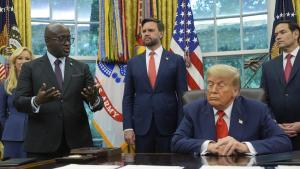 El ministro de Exteriores de Ruanda, Olivier Nduhungirehe, habla con Donald Trump ante la mirada de JD Vance y Marco Rubio en el Despacho Oval, el pasado 27 de junio.