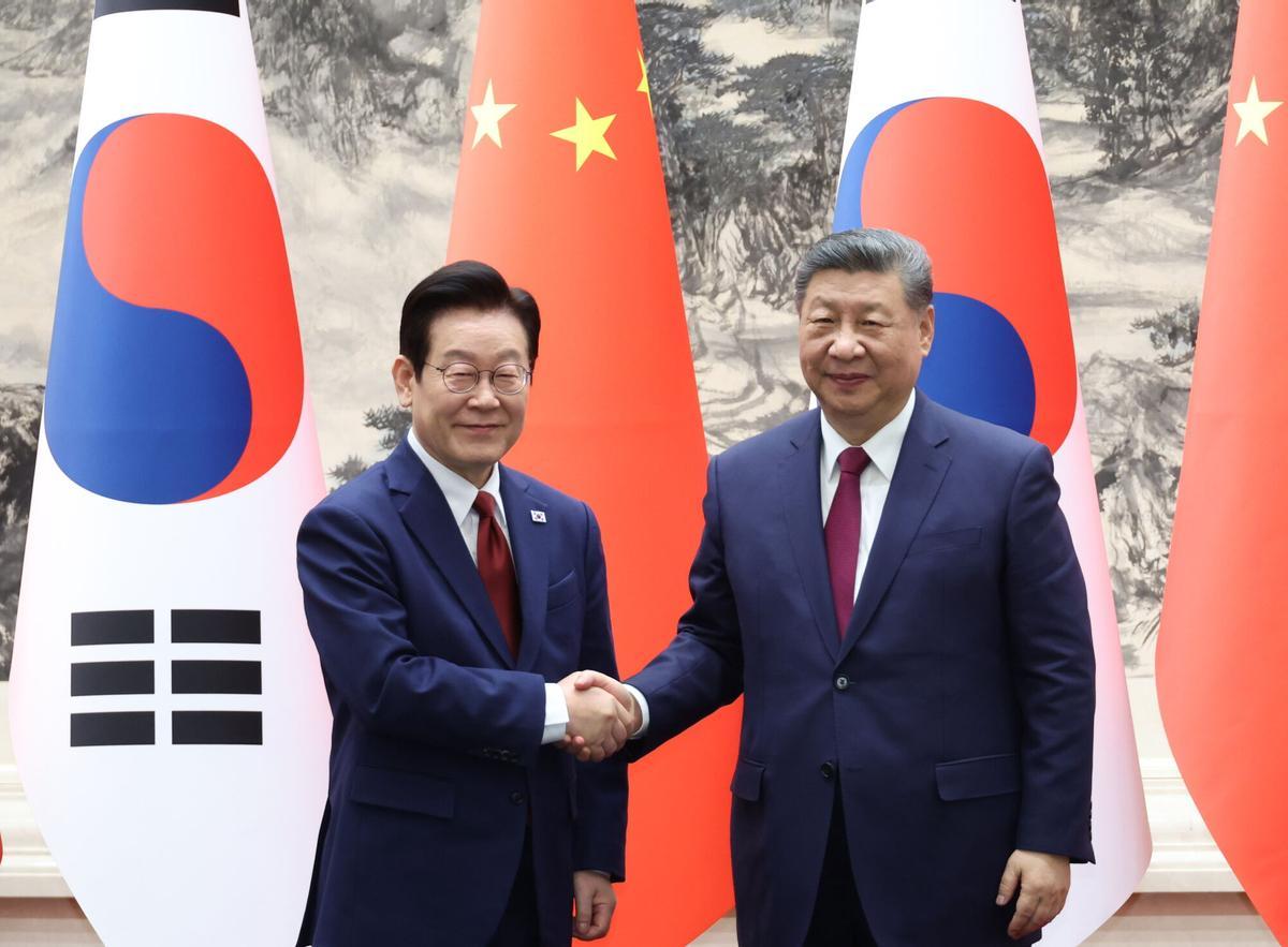 El presidente de Corea del Sur, Lee Jae Myung, y su homólogo chino, Xi Jinping, este lunes durante su reunión en Pekín.