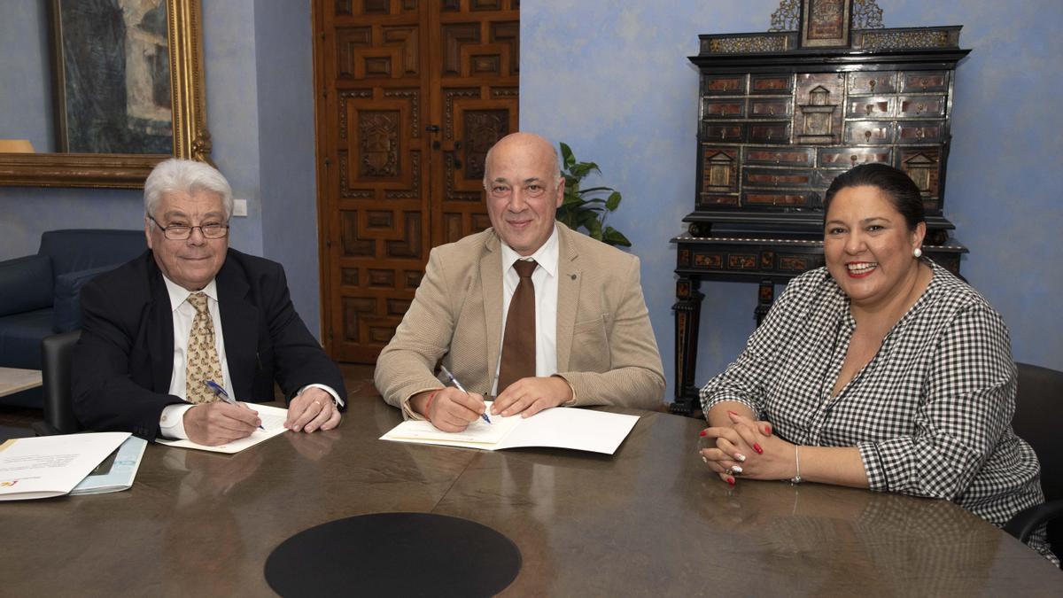 José Carmona, Antonio Ruiz y Dolores Amo, durante la firma del convenio.