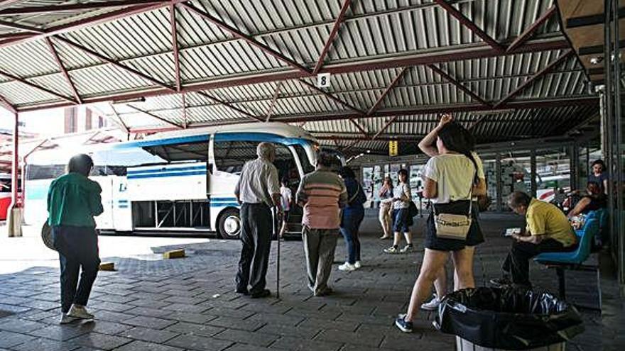 Viajeros y autobuses en las dársenas de la terminal de transportes de Zamora capital.