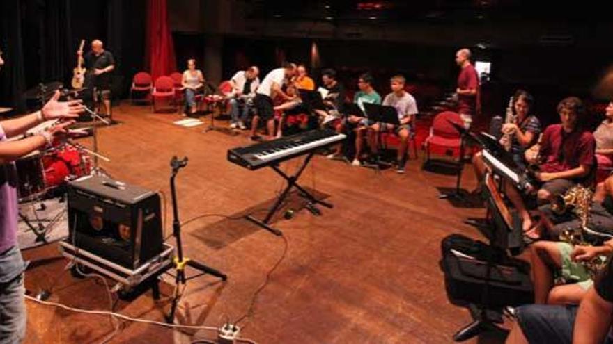 Las clases del taller de Abe Rábade y Jesús Santandreu se llevan a cabo sobre el escenario de Can Ventosa.