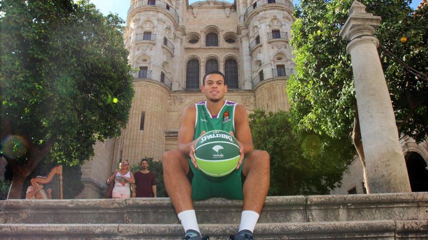 Ray McCallum sostiene un balón en las escaleras exteriores de la Catedral de Málaga.