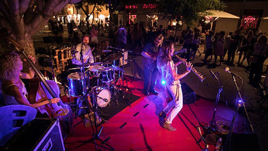 Muriel Grossmann, Radomir Milojkovic (guitarra), Gina Schwarz (contrabajo) y Uros Stamenkovic (batería).