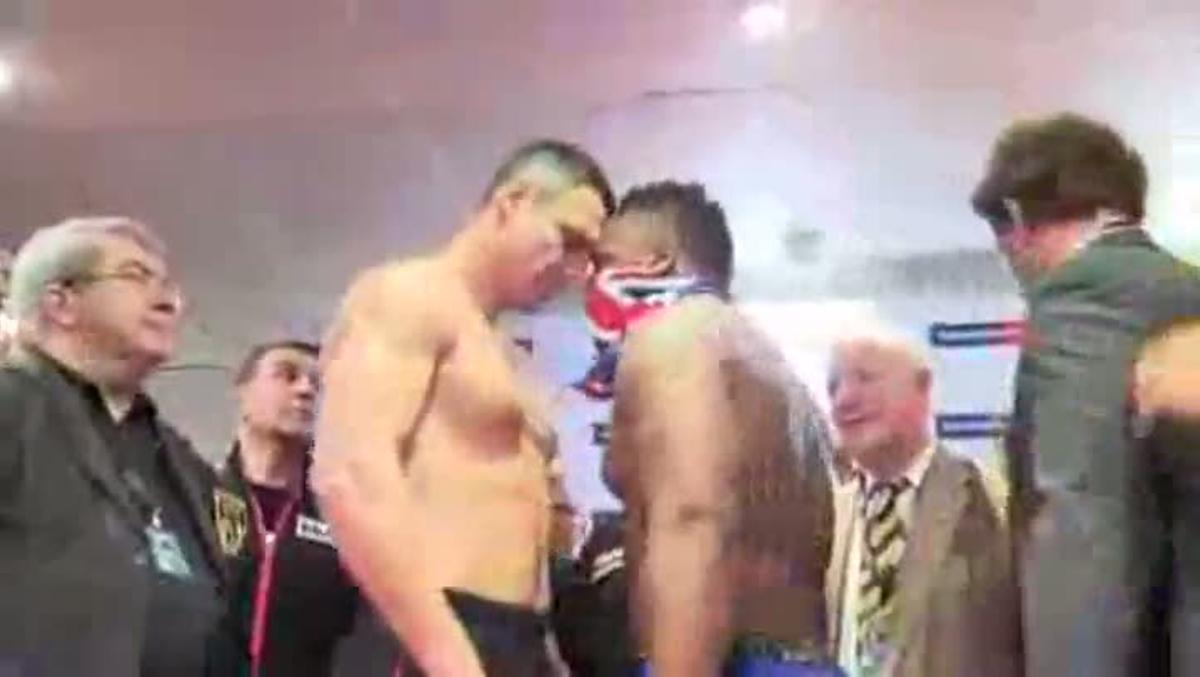 Chisora bufeteja Vitali Klitsxko en plena roda de premsa (2012).