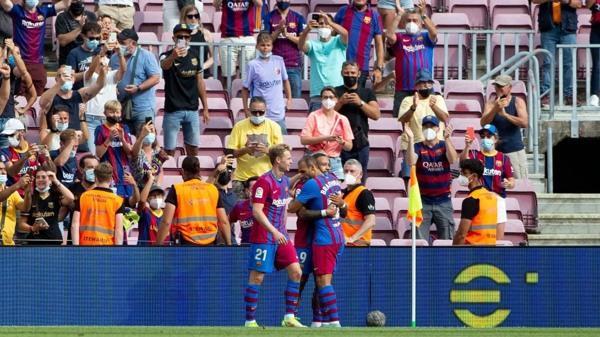 Braithwaite, Memphis y Frenkie de Jong celebran un gol en el Camp Nou